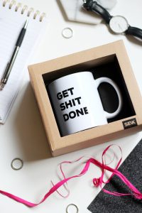 Designový hrnek - get shit done