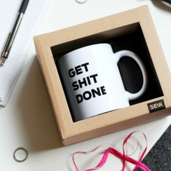Designový hrnek - get shit done