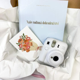 Dárkový set pro rodinu – fotoaparát Instax Mini, stírací kniha a bílé přání