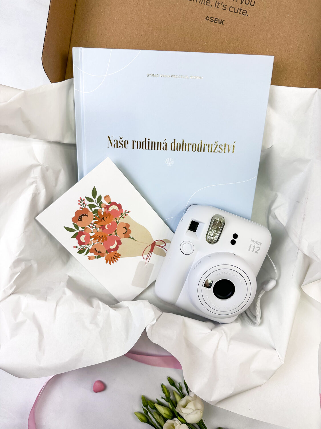 Dárkový set pro rodinu – fotoaparát Instax Mini, stírací kniha a bílé přání