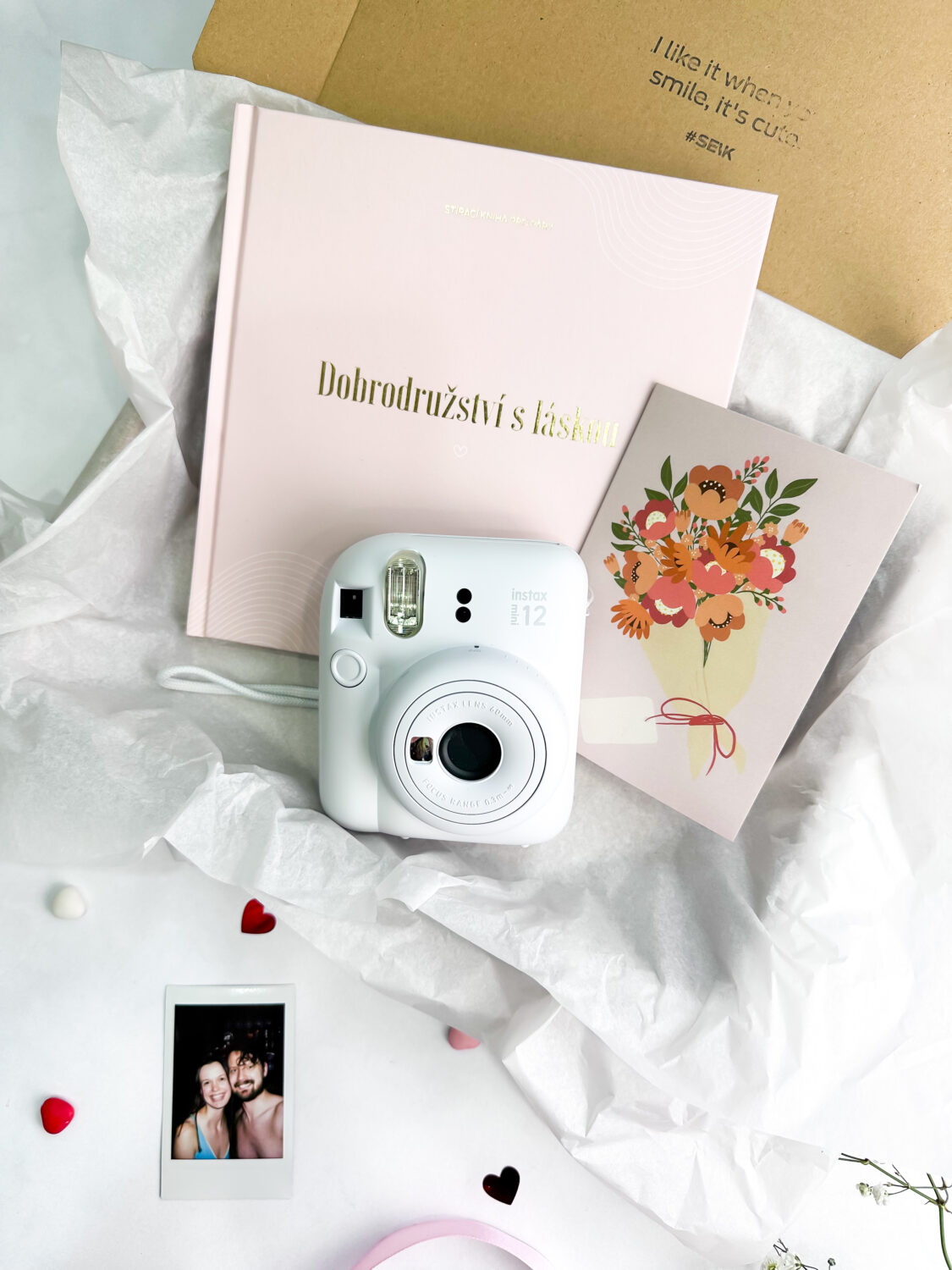 Dárkový set pro zamilované – fotoaparát Instax MINI, stírací kniha pro páry a růžové přání