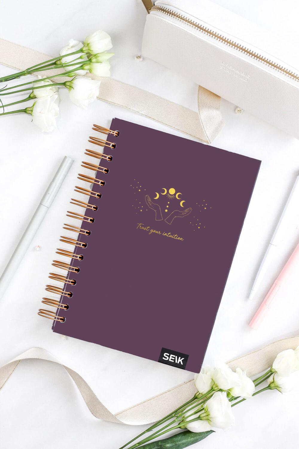 Školní plánovač Happy Calendar s kroužkovou vazbou 26/27 - kouzlo