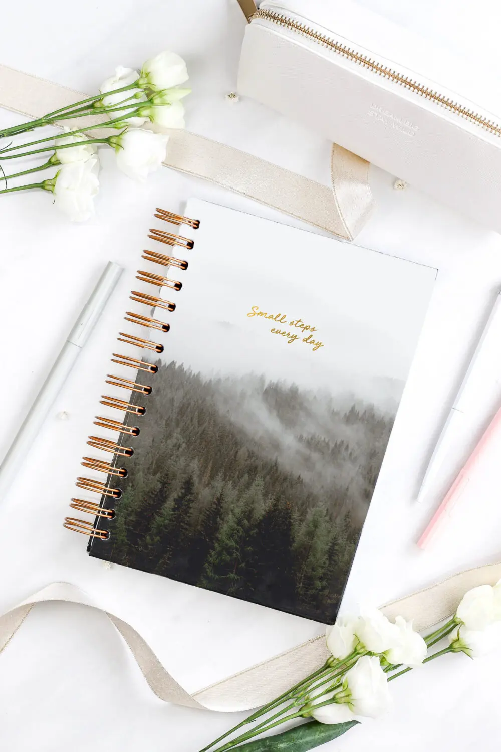 Školní plánovač Happy Calendar s kroužkovou vazbou 26/27 -  les