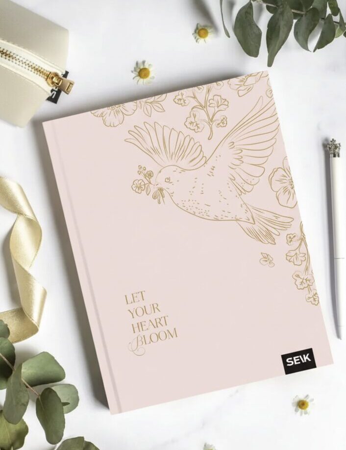 Happy Calendar diár na rok 2026 (A5) - Let your heart bloom