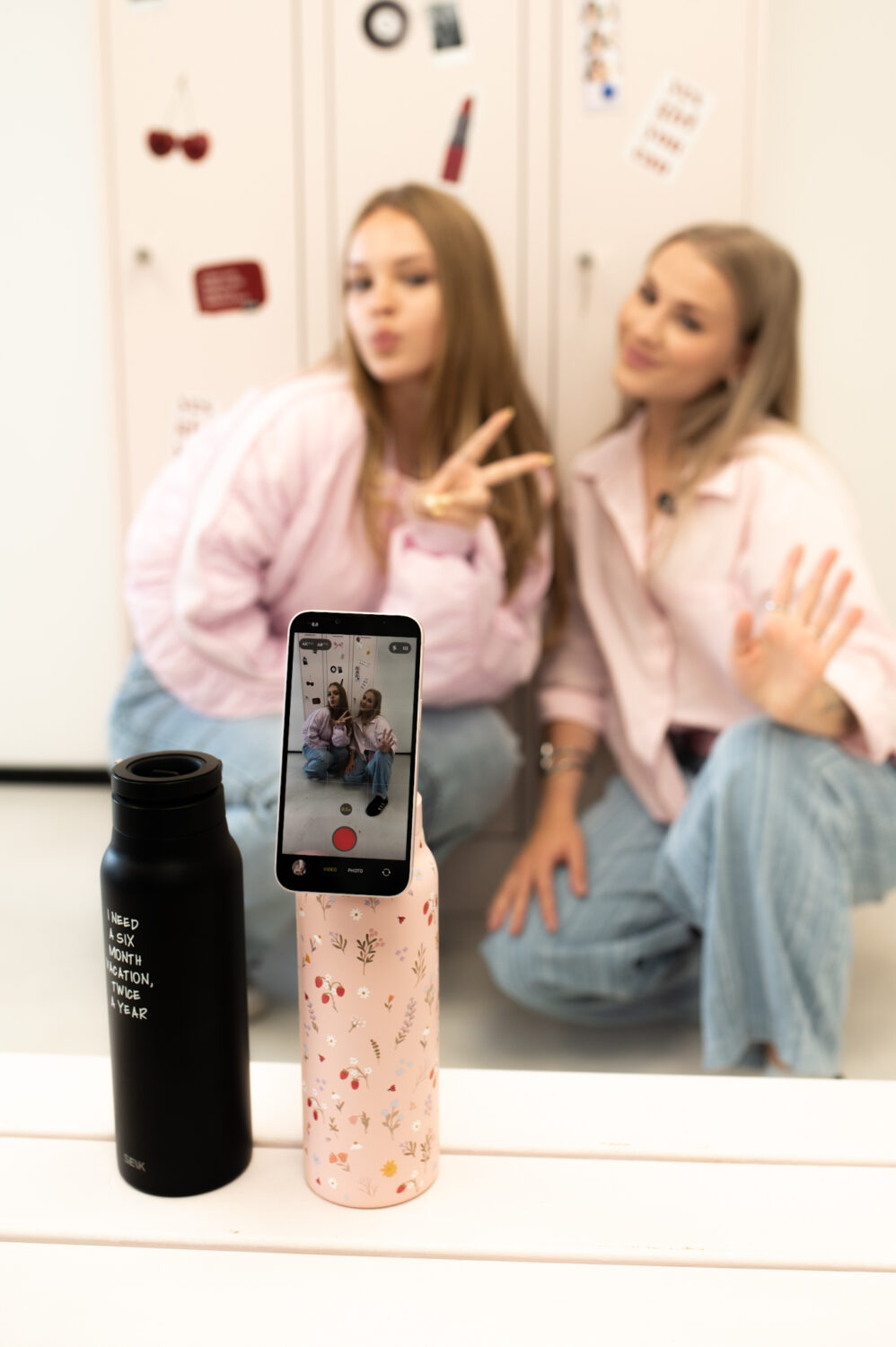 Termoska na vodu 2 v 1 s magnetickým držákem na telefon – Jahody (700 ml) - Obrázek 5