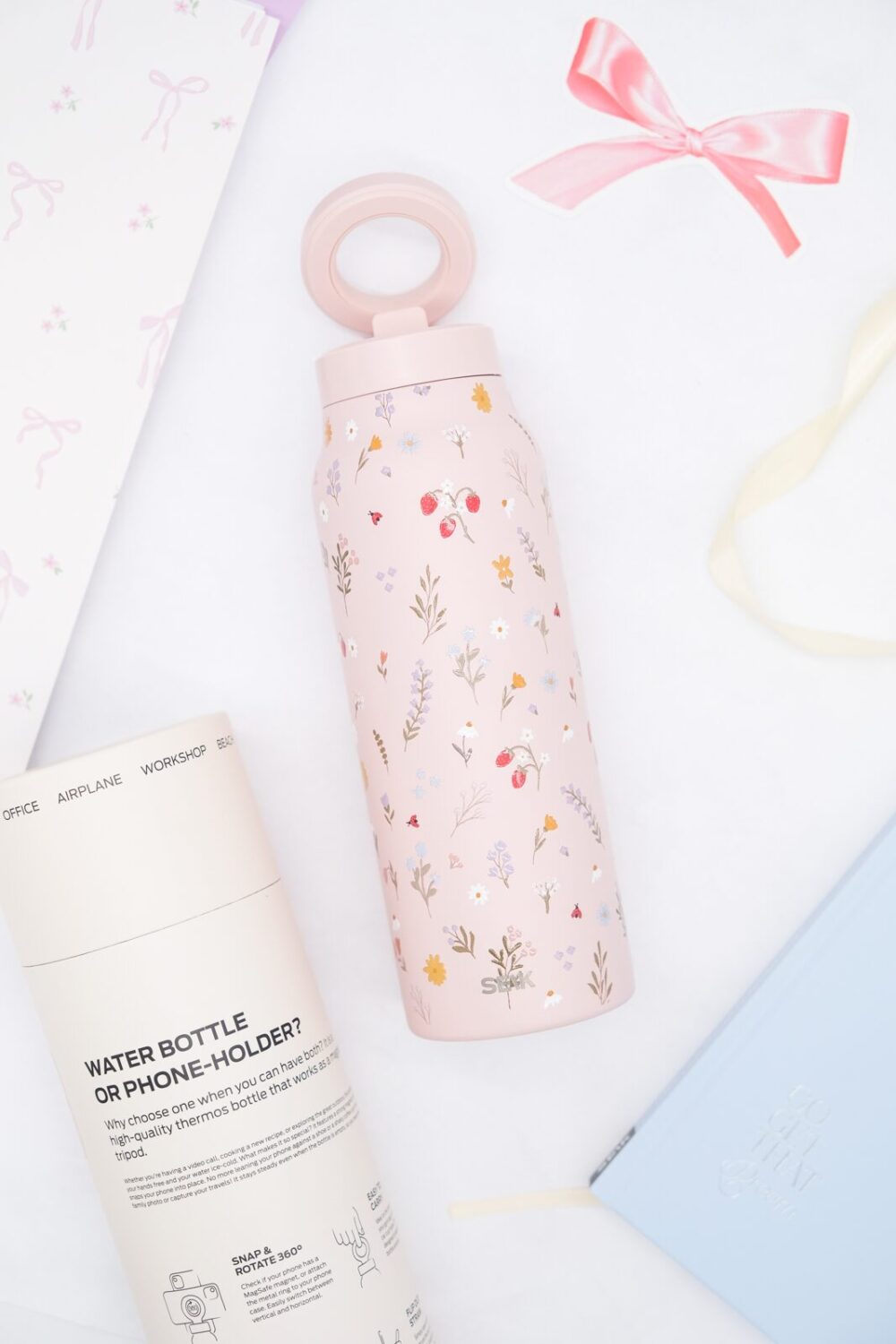 Termoska na vodu 2 v 1 s magnetickým držákem na telefon – Jahody (700 ml)
