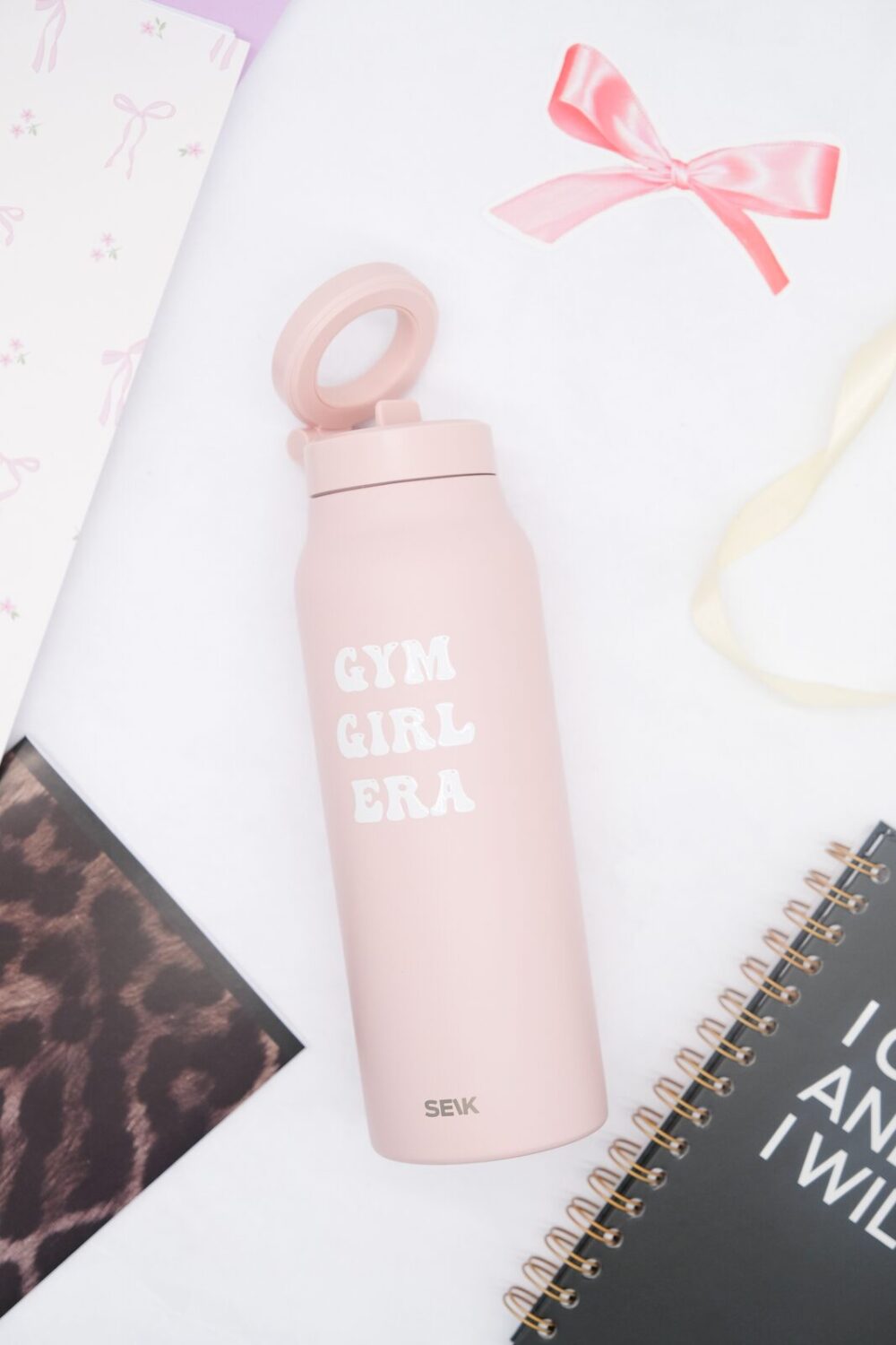 Termoska na vodu 2 v 1 s magnetickým držákem na telefon - gym girl era (700ml)