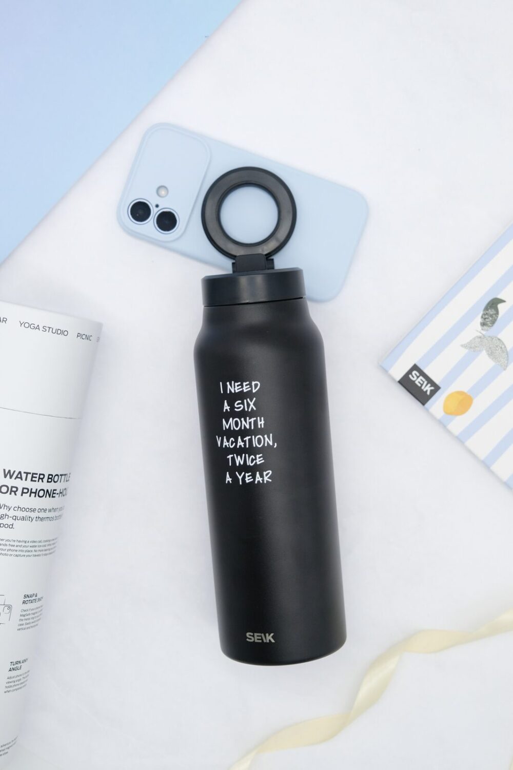 Termoska na vodu 2 v 1 s magnetickým držákem na telefon – Dovolená (700 ml)