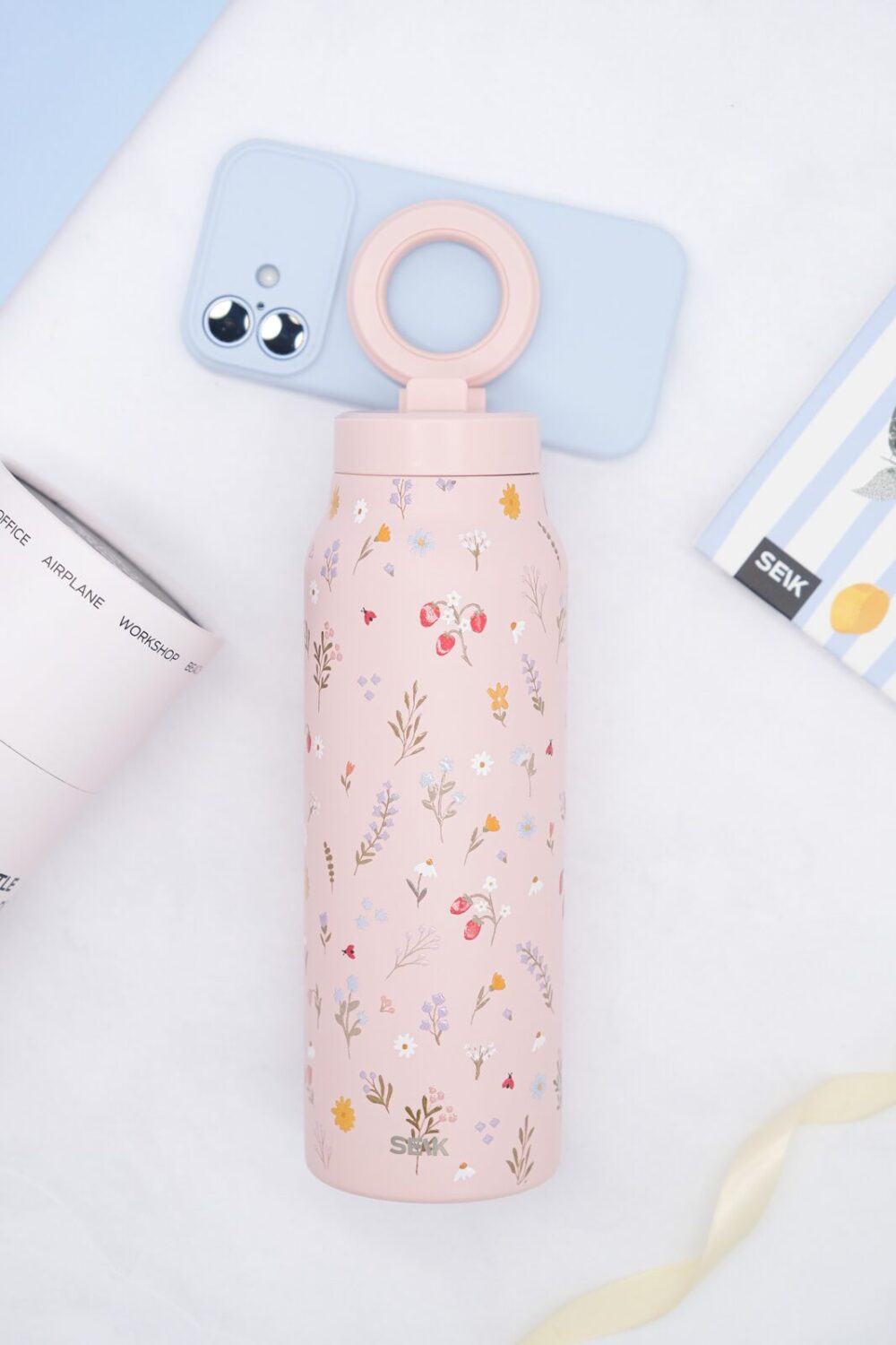 Termoska na vodu 2 v 1 s magnetickým držákem na telefon – Jahody (700 ml) - Obrázek 2