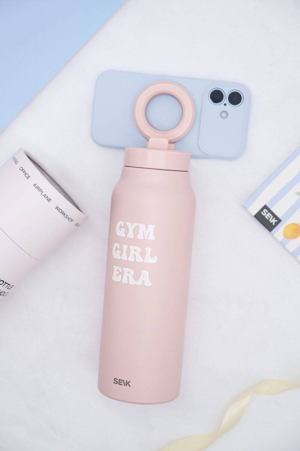 Termoska na vodu 2 v 1 s magnetickým držákem na telefon - gym girl era (700ml) - Obrázek 2