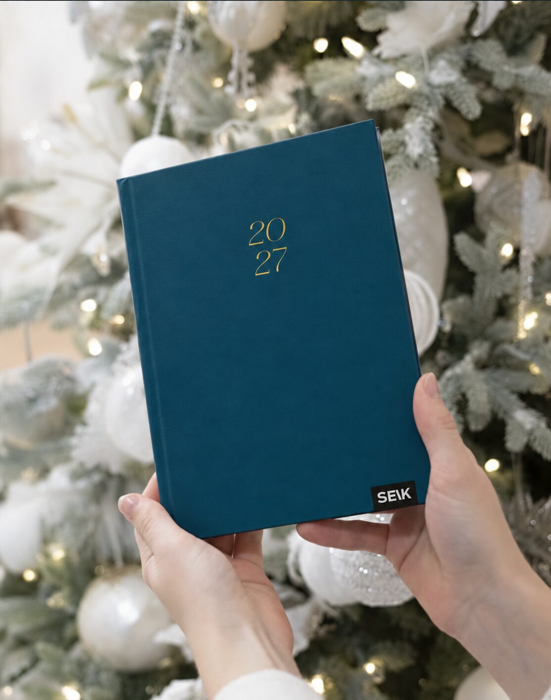 PLÁNOVAČ HAPPY CALENDAR S PEVNOU VAZBOU 2027 - modrý - Obrázek 2